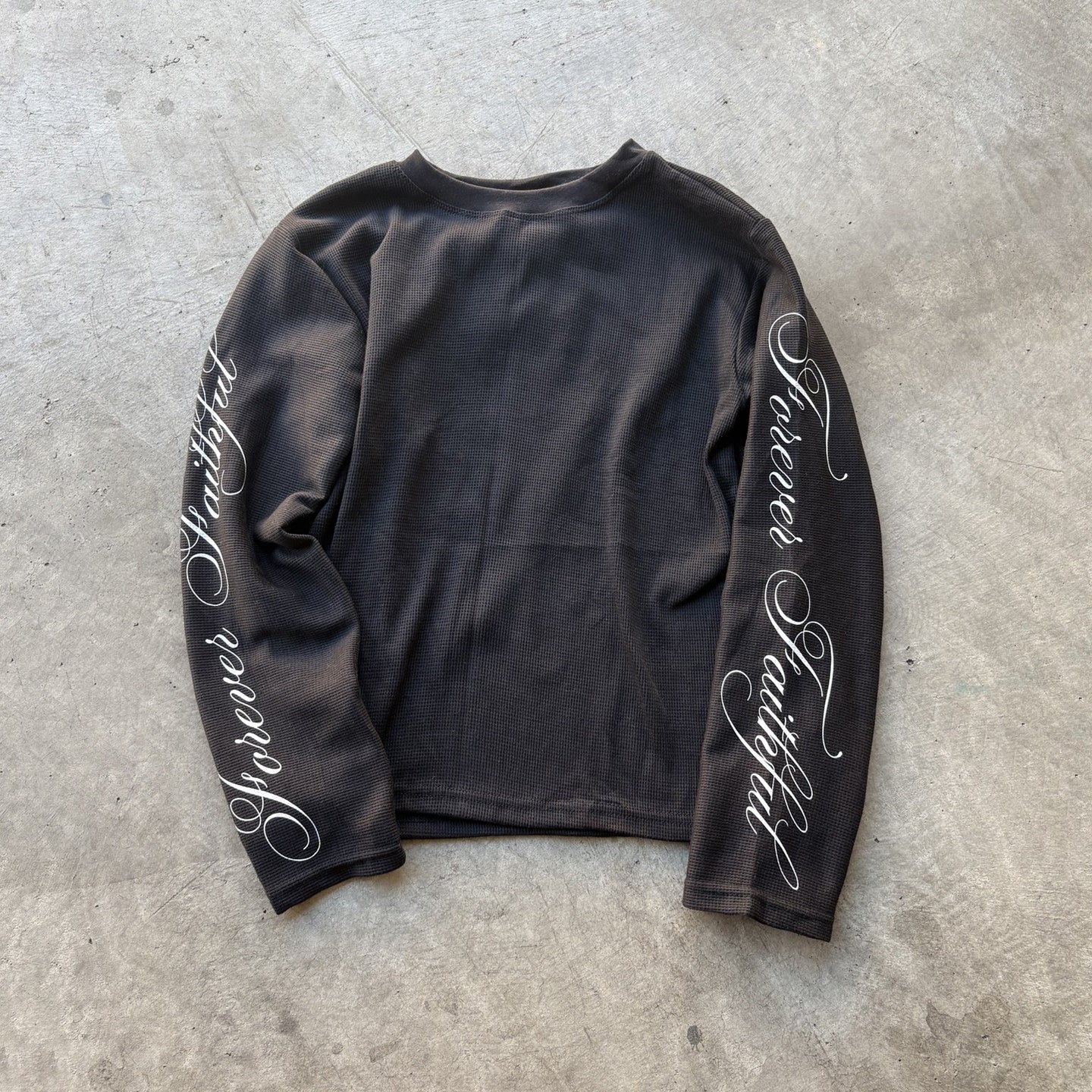 ESSENCE Long-Sleeve T-Shirt – Clean Fit