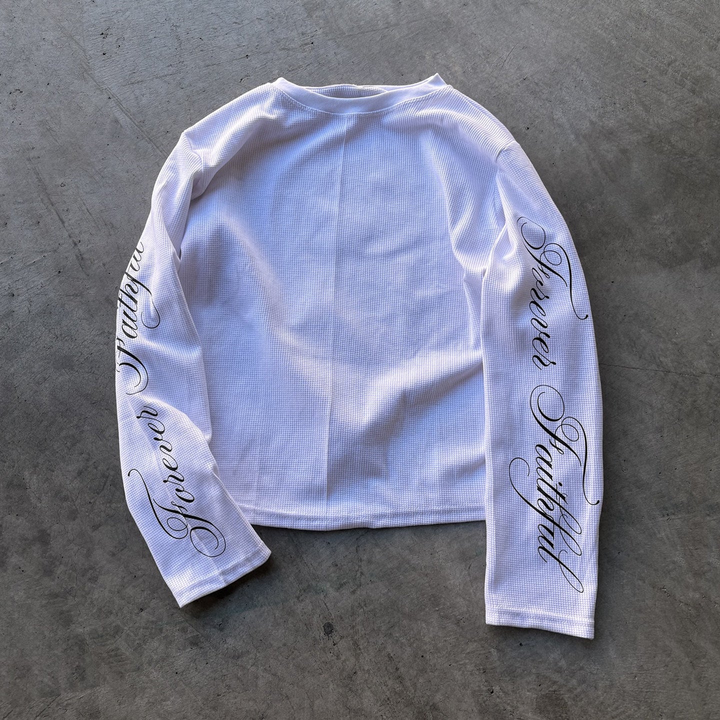 ESSENCE Long-Sleeve T-Shirt – Clean Fit